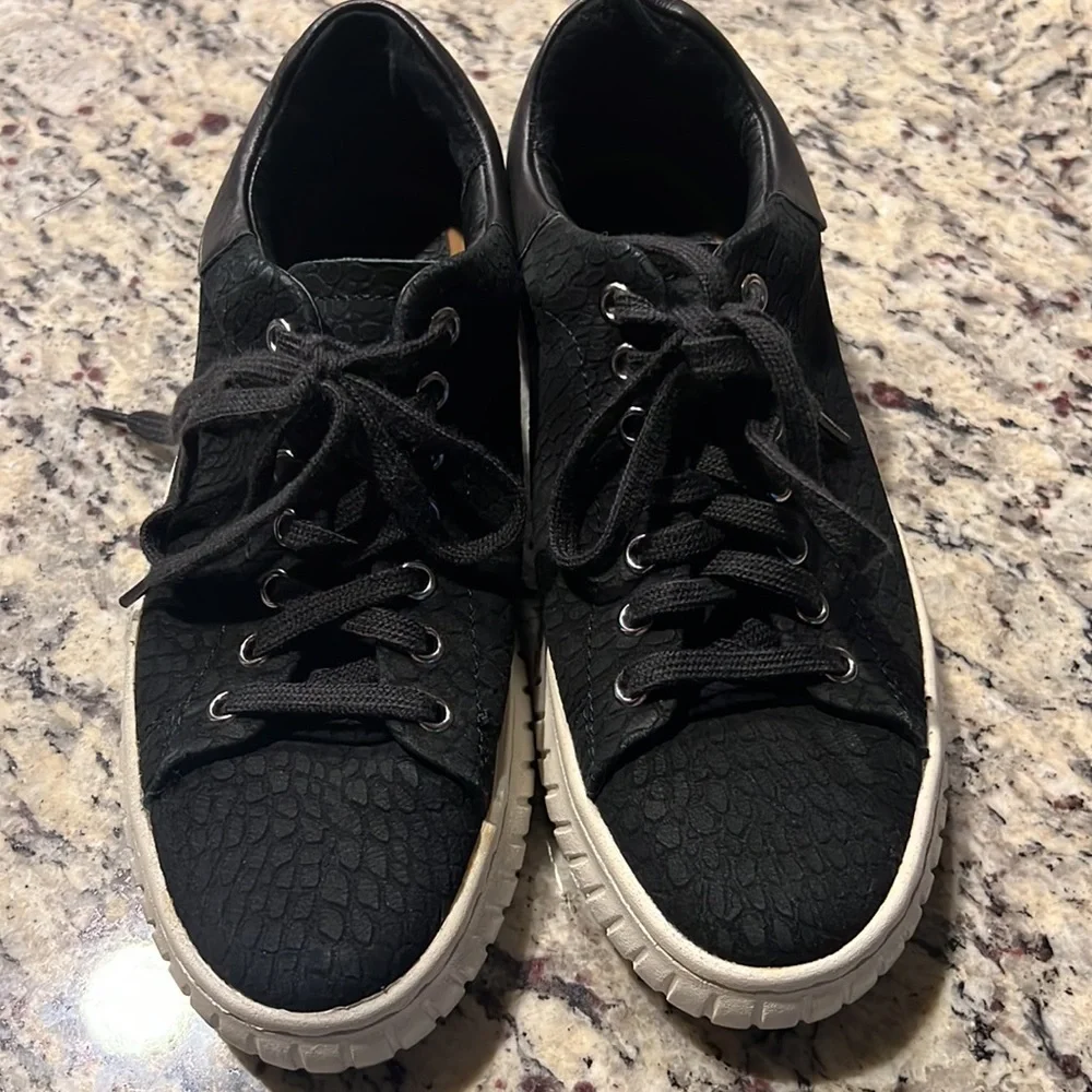 Sofft women Black Textured Sneakers - Picture 10 of 16